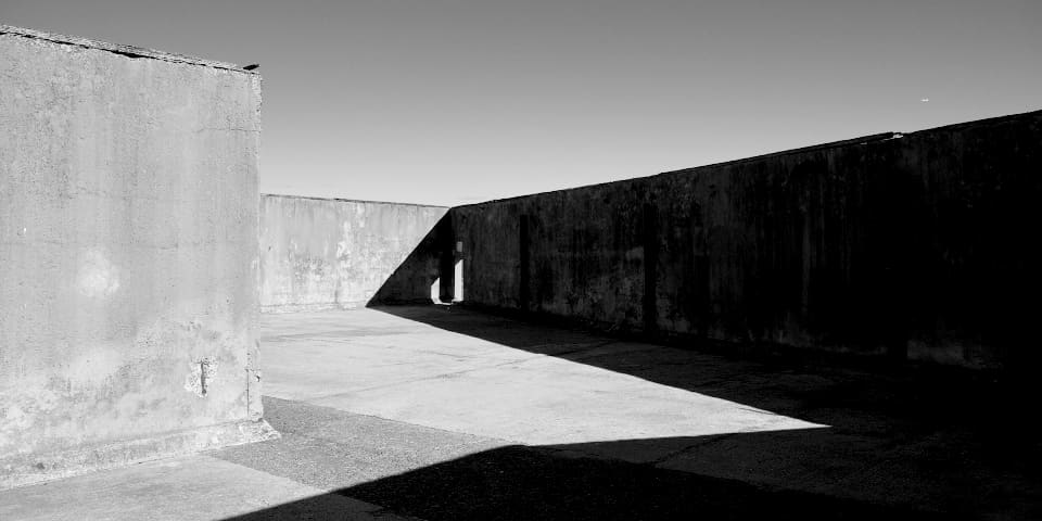 Betonwände mit einer harten Schattenkante im Sonnenlicht