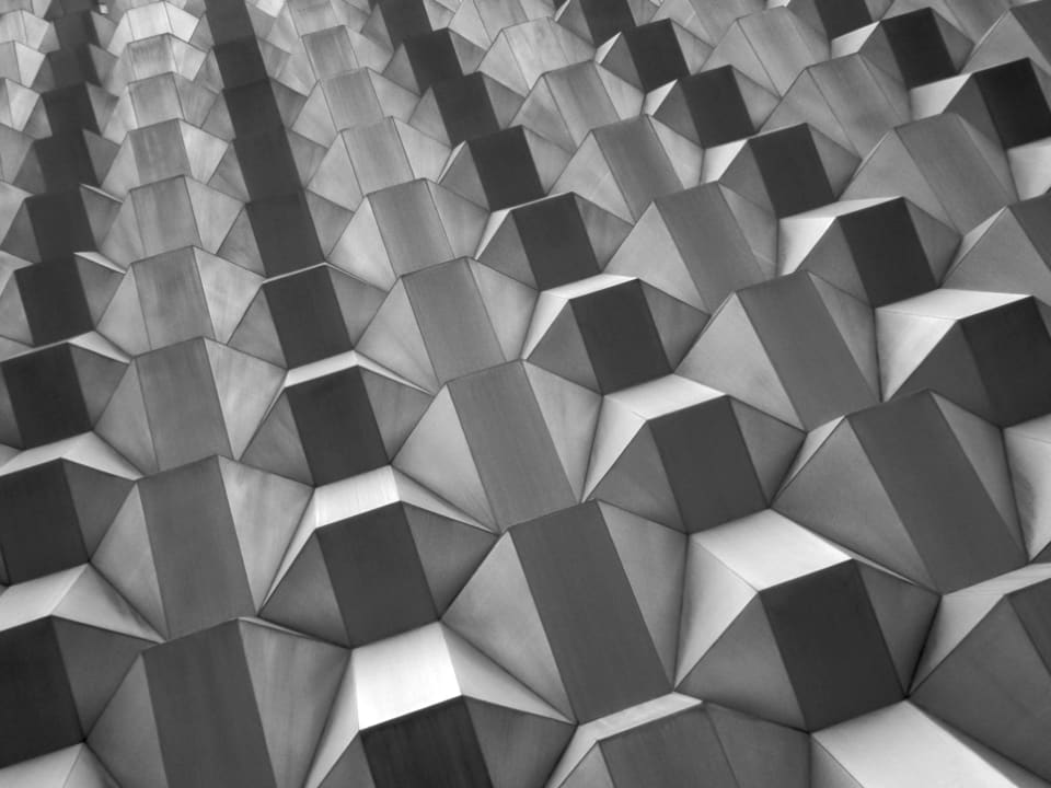 Gegliederte Betonfassade aus wiederkehrenden geometrischen Elementen
