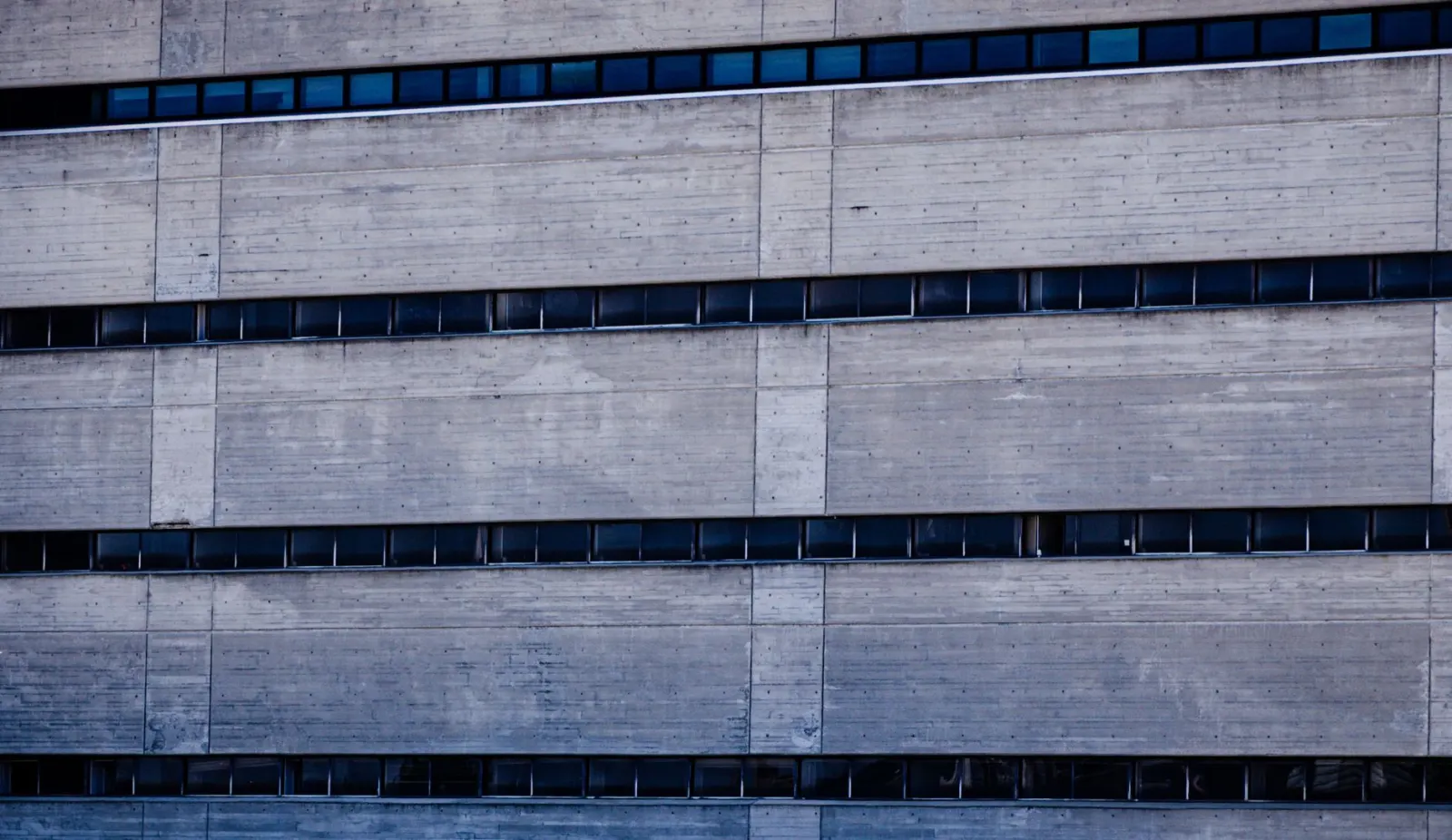 Sichtbetonfassade mit klarer Kantenführung